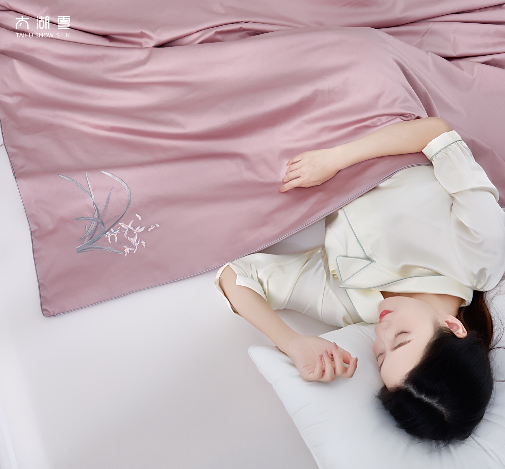Шелковое одеяло с вышивкой орхидеи