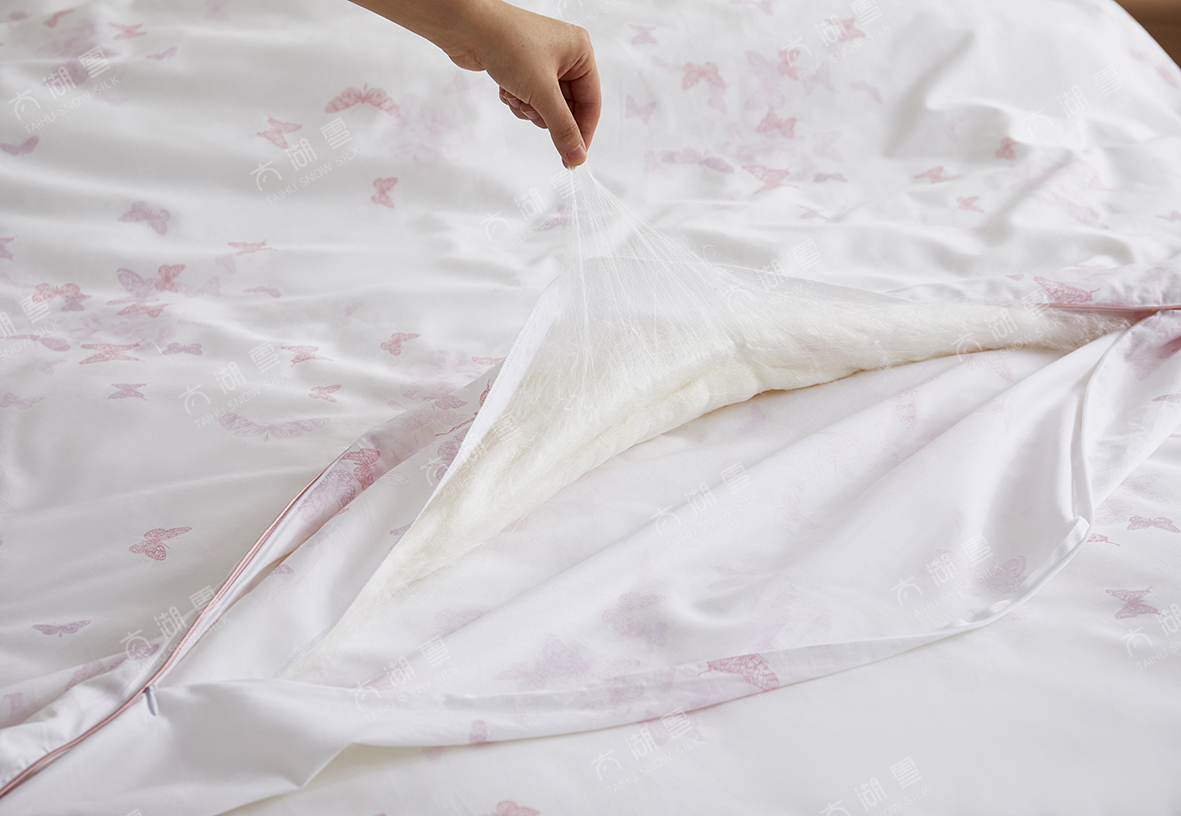 Белое шелковое одеяло с вышивкой бабочки и принтом