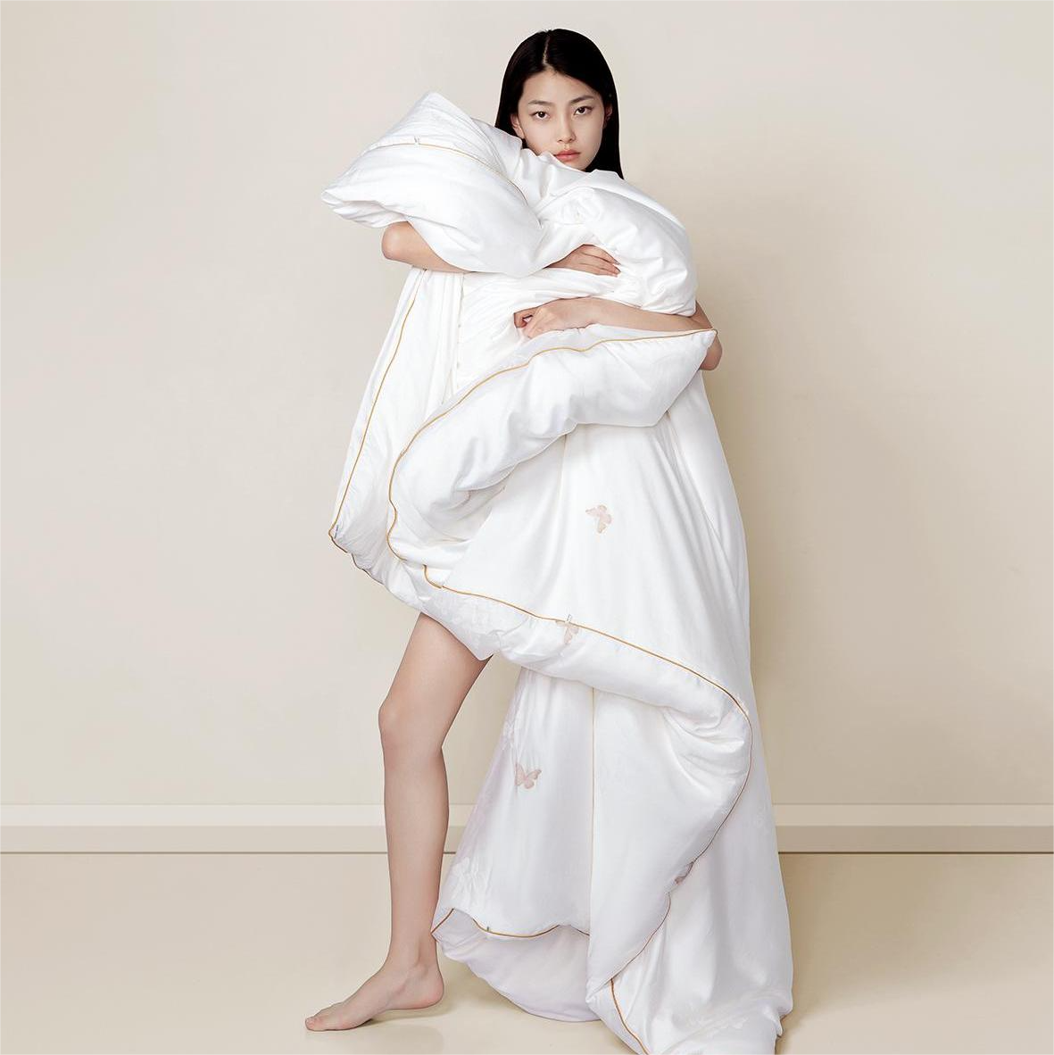 Белое шелковое пуховое одеяло с вышивкой бабочки